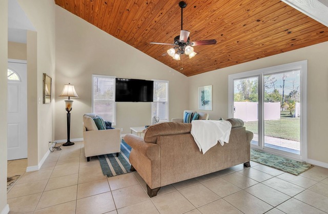 NEW! Tropical Oasis with Private Screened Hot Tub