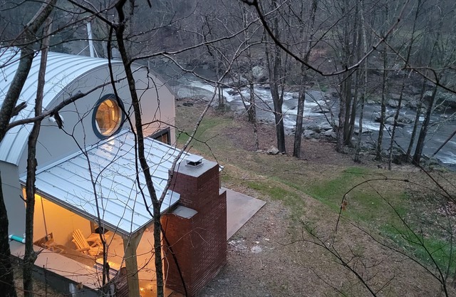 New Upscale Hobbit Retreat w/ outdoor Kitchen on Elk River 4 miles to Banner Elk