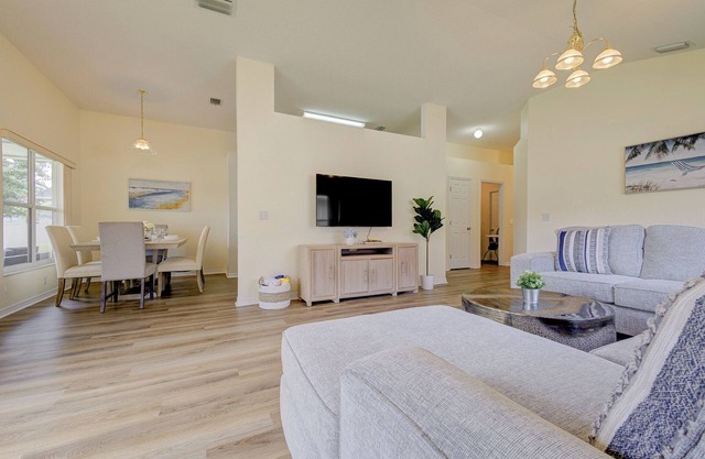 NEW! Upscale Lakeview 3-bedroom home, Pool, FastWiFi, Washer & Dryer, near Beach