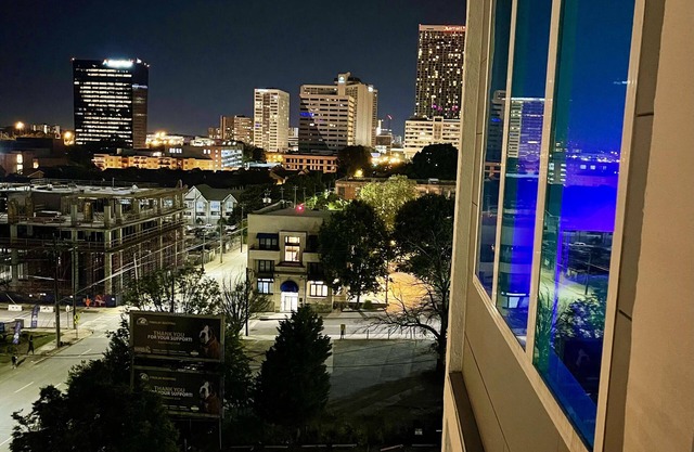 *New Vibrant Loft W Balcony City Views*
