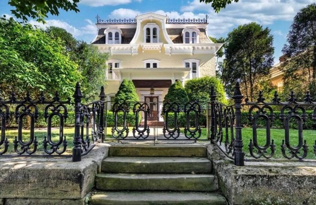New! Victorian Mansion Downtown
