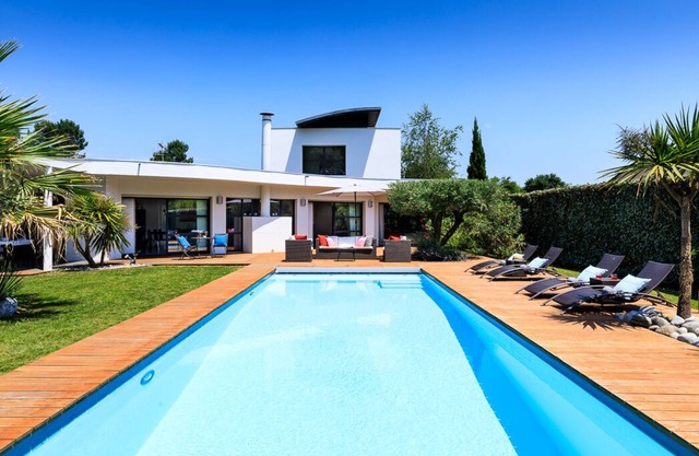 NEW! Villa 11m private heated pool, wifi, linen and towels