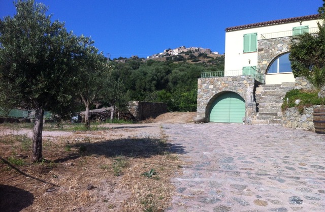 Nueva villa entre mar y montaña cerca de todos los comercios.