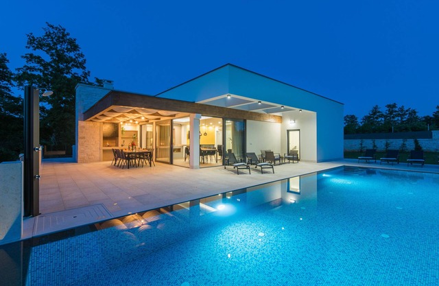 NEW!!! Villa Kristian- luxury villa with infinity swimmimg pool, private parking