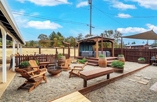 Williams St ~NEW Vintage Vine House & Retreat, walk to Main St!