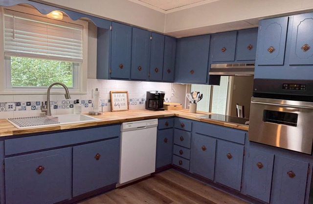 NEW Violet's Dream. A Soft Place To Land. Charming, quiet 3-bed Sherwood home.