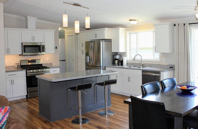 New VRBO - 2BA 3BR solar house & rec garage; 1 block to Main St