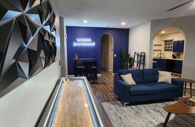 NEW! Wanna Savannah House, Modern, Great location!