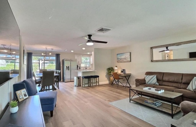 NEW Warm modern bliss just 10 minutes from Siesta Key beaches and downtown Sarasota