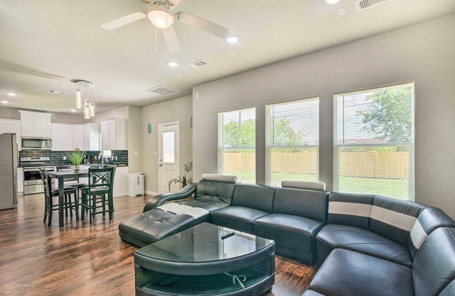 NEW! Welcoming Texas City Home ~ 6 Mi to Beach!