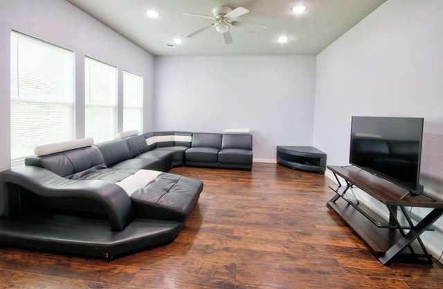 NEW! Welcoming Texas City Home ~ 6 Mi to Beach!