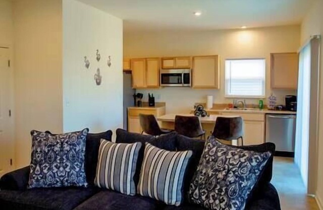 NEW! Wifi, Parking, Massage Chair, Washer/Dryer