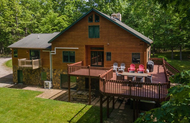 New! Wooded Kingdom: Lake Access, Hot Tub!