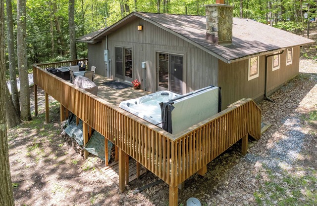 New! Woodlore: Lake Access, Fireplace, Hot tub, Grill!