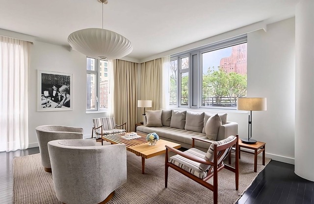 New York City Getaway! Pets Allowed! Minutes To The Rockefeller Center!