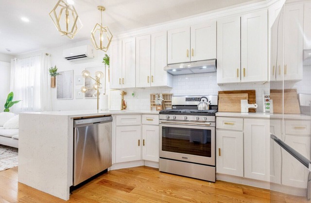 Private 3 Bedroom/ 2 Bathroom New Renovated/ Free Parking/ 5 min walk subway