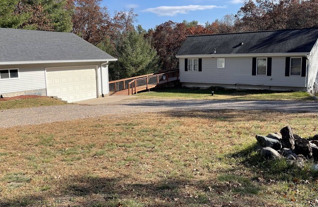 Newer 4 bdrm lake home 5 minutes from everything Danbury