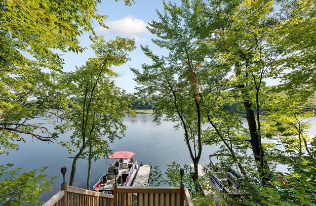 Newer Constructed Lakeside Lodge! Pontoon Rental! Waterfront 4 bedrooms, 2 baths