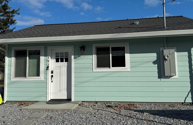 Newer Cozy Cottage w/ Saltwater Spa!