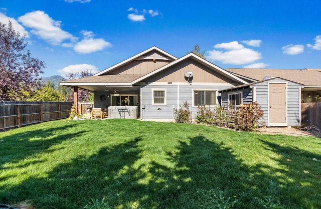 Newer home with private hot tub, great back patio, fireplace & AC - near skiing
