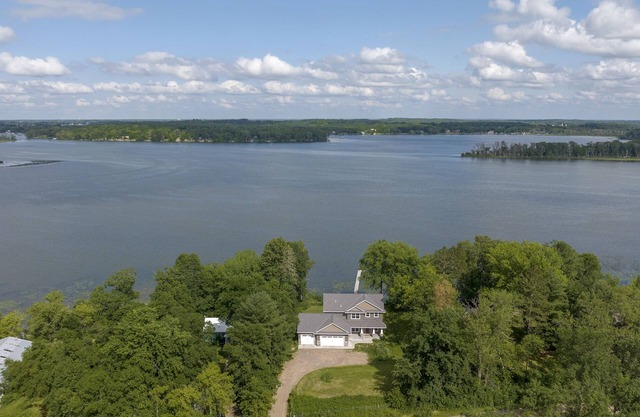 Newer Lakehouse on 100ft of Shoreline