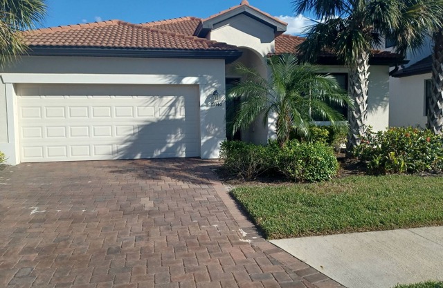 Newer Single Family Home in Venice!