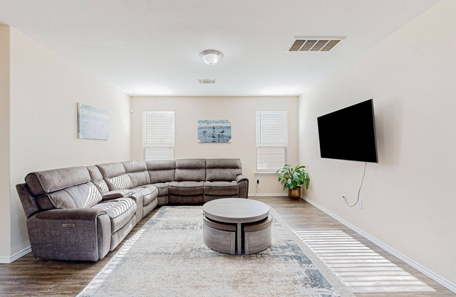 Newer suburban home in Spring w/ fenced yard, great for remote work-Dogs ok