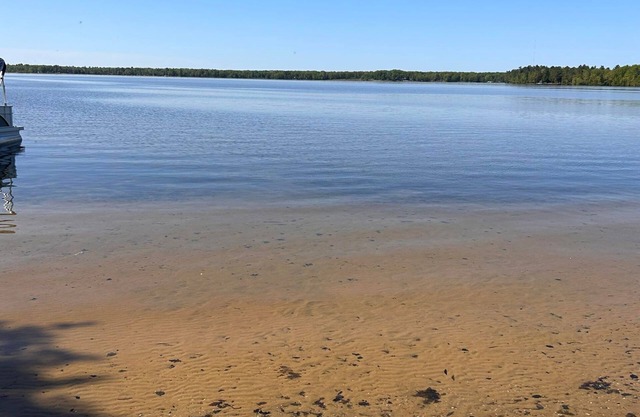 Visite nuestro retiro del lago Manistee con su propia área de playa privada