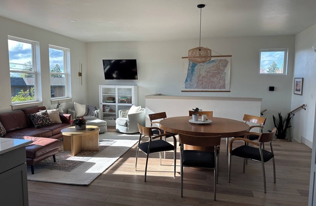 Newly built, 2-bedroom loft, high desert sunsets & mountain peaks, A/C and Wifi