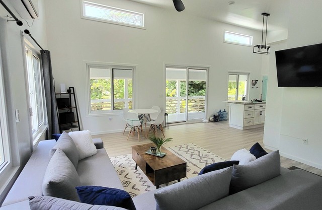 Newly Built 3-Bedroom Tropical Escape with Modern Comforts in Serene Utila!
