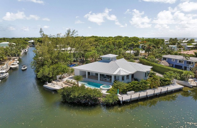 Newly built 4-bedroom house in Tavernier with ample dock space and Kayak ramp.