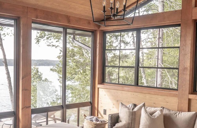 NEWLY BUILT boutique cottage 4 Seasons w/hot tub & sauna