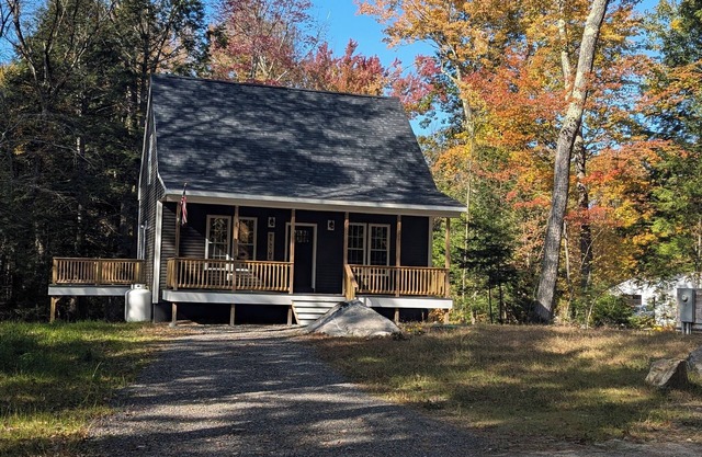 NEWLY BUILT COTTAGE Big Sebago 3br + loft, beach, hot tub, AC. 30 min Portland