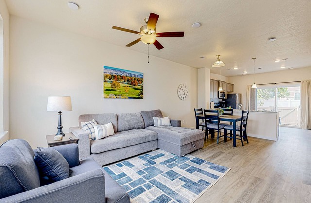 Newly built, dog-friendly townhouse with fenced patio & convenient location