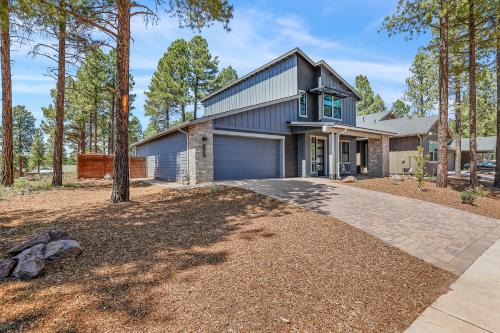 Newly Built Exquisite Luxury Home Perfect Location Central AC Fire-Pit and so much more