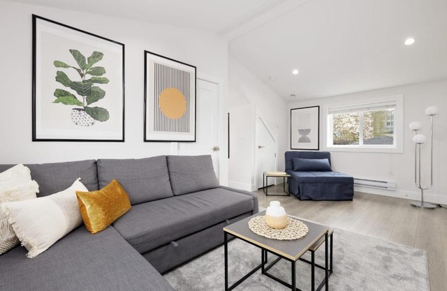 Newly built Laneway Home 1 BD Centrally located