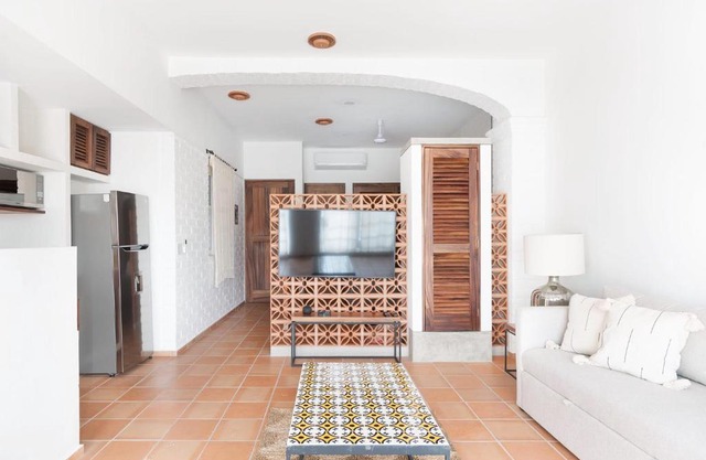 Estudio moderno de nueva construcción, a 2 cuadras del mar y ubicado en el centro. Bienvenido a Los condominios amueblados El Gallo