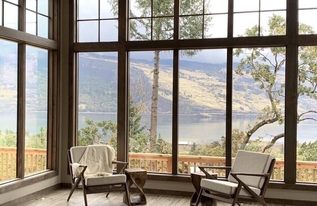 Newly built Mosier Bluff home-3 Bed, 3.5 Bath Spectacular River View and Hot Tub