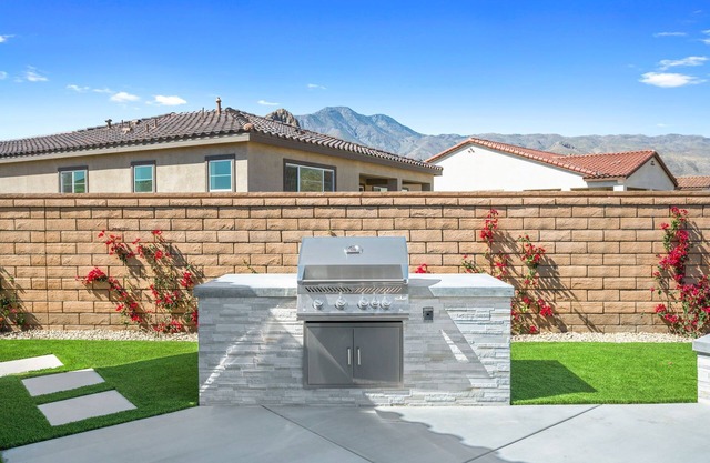 Newly Built Mountain View Oasis: Pool, Hot Tub & Fire Pit