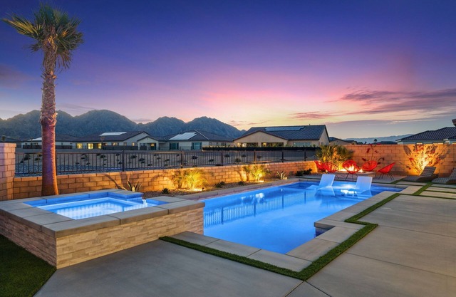 Newly Built Mountain View Oasis: Putting Green, Pool, Hot Tub & Fire Pit.