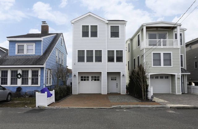 Newly built Oceanside home with plunge pool! Pet friendly!
