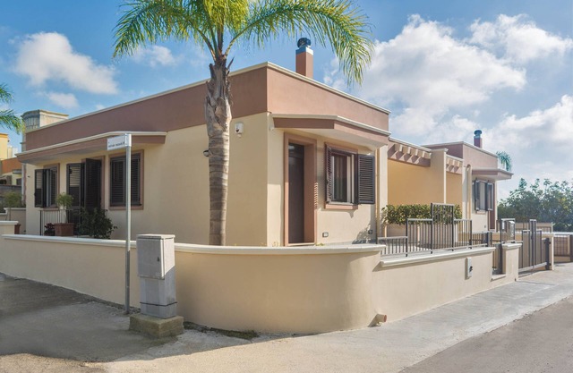 Villa de nueva construcción: garaje para coches, 3 dormitorios, 6p let, cocina grande, jardines