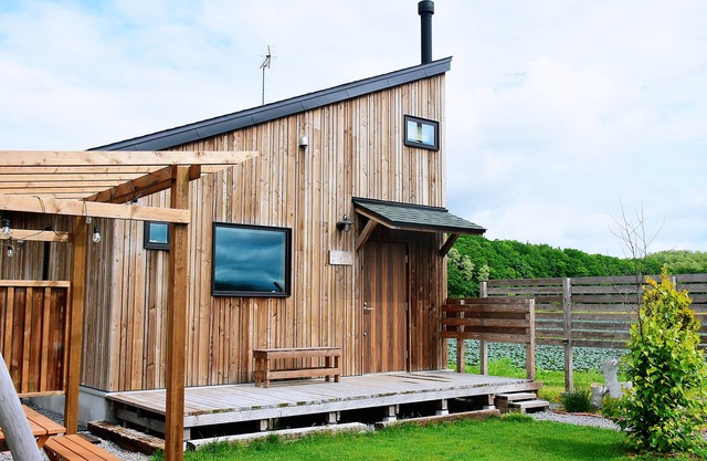 Newly built villa for private use by only 1 couple per day - 10 minute drive to Asahiyama Zoo and easy access to Asahidake, Biei, and Furano.