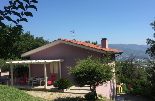 Villa de nueva construcción inmersa en los bosques de robles, pinos y madroños.