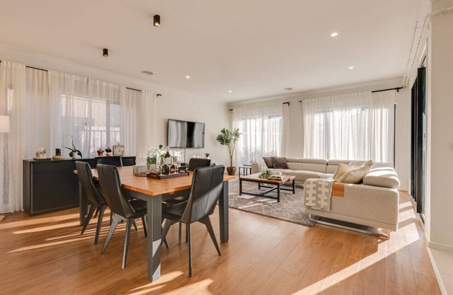 Newly Cozy Holiday House 4BRM Big Group Tarneit