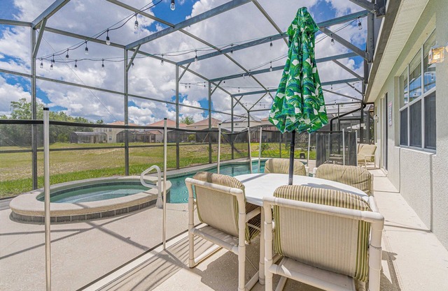 Newly decorated 4 bedroom Pool Home w/ 2 Masters, Games Room & Conservation View. Near Disney