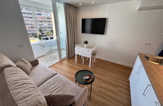 Apartamento moderno y acogedor con balcón, piscina y parking gratuito