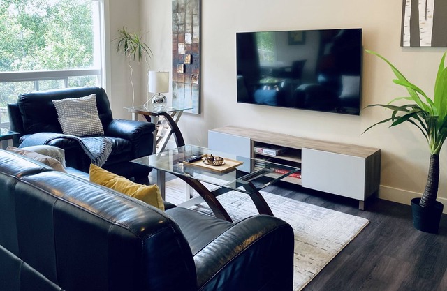 Newly Furnished 3BDR House w/AC in High-end Calgary West