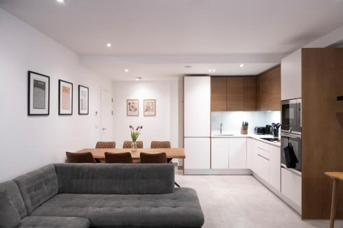 Newly Furnished Apt w/Patios - Hampstead Heath