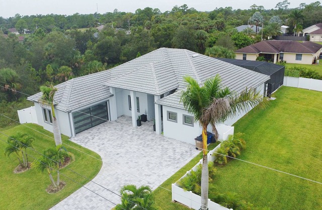 Newly Furnished Home, Luxurious Pool and Hot Tub